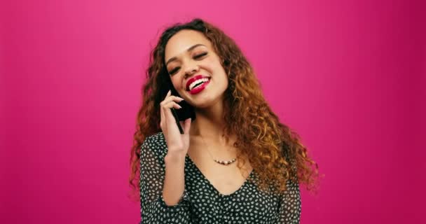 かわいい若い女性は 電話で髪をかき回し 笑い声をかけている 高品質の4K映像 — ストック動画