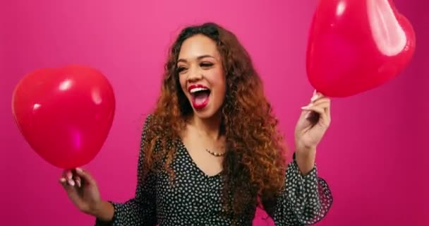 Mooie Jonge Vrouw Dansend Met Hartvormige Ballonnen Roze Studio Hoge — Stockvideo