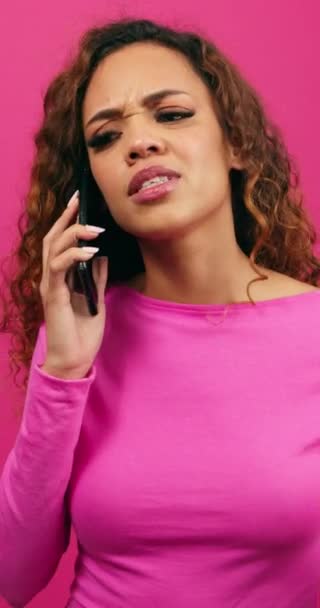 Jovem Lutando Telefone Conversando Ficando Chateado Atitude Imagens Alta Qualidade — Vídeo de Stock