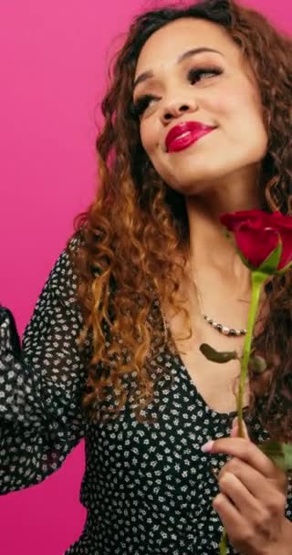 Güzel Genç Bir Kadın Oynuyor Beni Seviyor Kırmızı Gülle Oynamıyor — Stok video