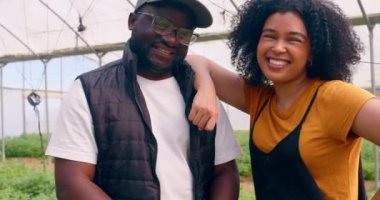 Gülümseyen ve gülen iki çiftçinin yakın portresi, takım çalışması serası. Yüksek kalite 4k görüntü