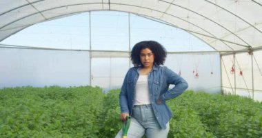 Serada duran çok ırklı genç kadın çiftçinin portresi. Yüksek kalite 4k görüntü