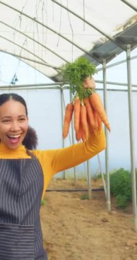 Çiftçilerin sosyal medyayı çekerken çektikleri sahne arkasında sebze satıyorlar. Yüksek kalite 4k görüntü