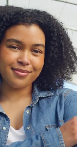 Potret Dekat Petani Wanita Tersenyum Berdiri Tenda Rumah Kaca Melipat — Stok Video