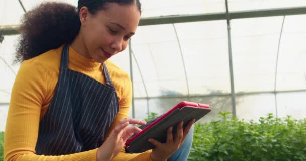 Dijital Tablet Sera Kullanan Çok Irklı Genç Kadın Çiftçiyi Kapatın — Stok video