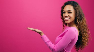 Gülümseyen genç kadınlar uzayı kopyalamak için el işaretleri, Sevgililer Günü terfisi. Yüksek kalite fotoğraf