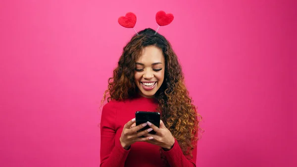 Hermosa Mujer Joven Textos Sonrisas Día San Valentín Citas Aplicación — Foto de Stock