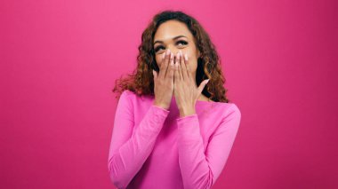 Sevgililer Günü stüdyo pembesi gizli hayranına gülüyor. Yüksek kalite fotoğraf