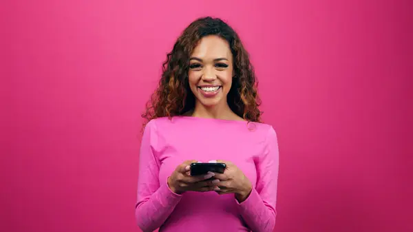 Roztomilá Mladá Žena Oblečená Růžové Randění App Mobil Studio Kvalitní — Stock fotografie
