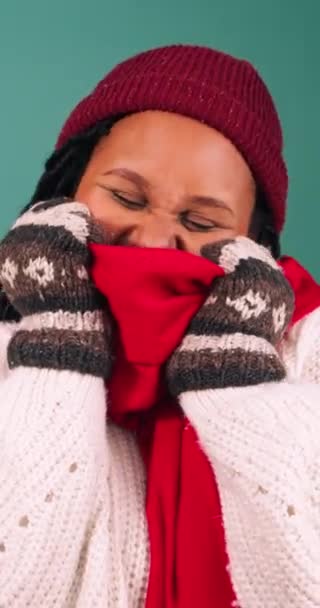 Eiskalte Frau Schmiegt Sich Gegen Die Kälte Schmiegt Sich Warmen — Stockvideo