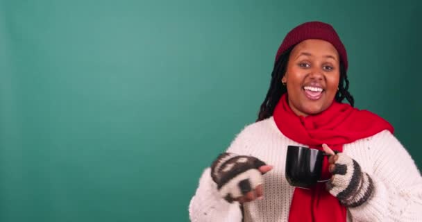 Όμορφη Νεαρή Γυναίκα Στη Χειμερινή Στολή Δείχνει Αντιγράψετε Χώρο Στούντιο — Αρχείο Βίντεο