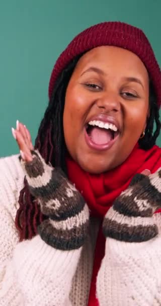 Podekscytowana Młoda Kobieta Piszczy Rękami Pod Podbródkiem Przytulne Zimowe Studio — Wideo stockowe