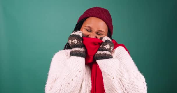 Congelando Mulher Fria Aglomera Contra Frio Agarra Cachecol Quente Estúdio — Vídeo de Stock