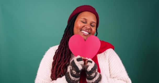 Bonito Jovem Mulher Negra Brinca Com Forma Coração Estúdio Natal — Vídeo de Stock