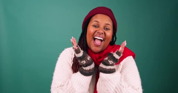 Ενθουσιασμένη Νεαρή Γυναίκα Στριγκλίζει Χέρια Κάτω Από Πηγούνι Άνετο Χειμερινό — Αρχείο Βίντεο