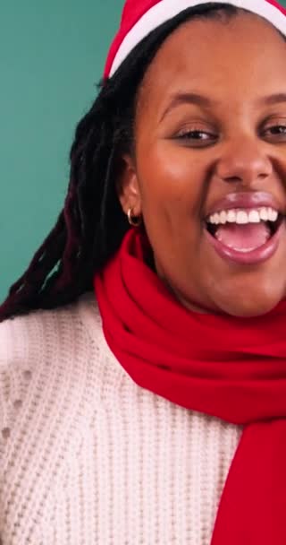 Leuke Jonge Zwarte Vrouw Speelt Met Hartvormen Blow Kusjes Kerst — Stockvideo