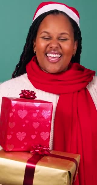 美しい若い女性は 包まれたクリスマスプレゼントの上に挨拶 波と手を 高品質の4K映像 — ストック動画