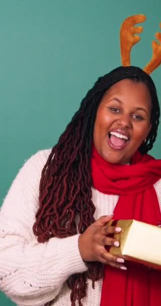 美しい黒人女性は プレゼントに興奮してクリスマスギフトダンスを振ります スタジオ 高品質の4K映像 — ストック動画