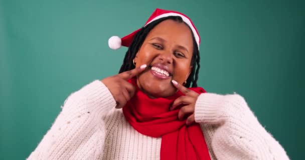 여자는 크리스마스에 흥분을 가리킨다 고품질 — 비디오
