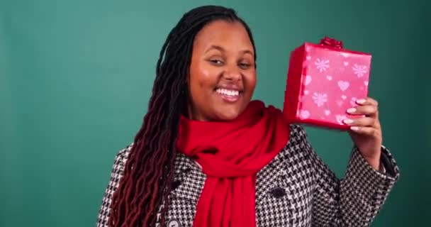 Mooie Zwarte Vrouw Schudt Kerstcadeau Raad Eens Aanwezig Binnen Studio — Stockvideo