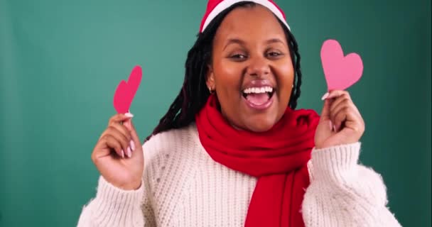 Linda Joven Mujer Negra Juega Con Formas Corazón Besos Golpe — Vídeos de Stock
