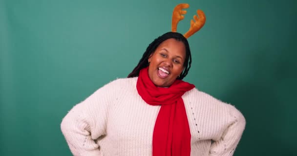 Mujer Joven Feliz Bailando Estudio Las Orejas Renos Navidad Visten — Vídeos de Stock