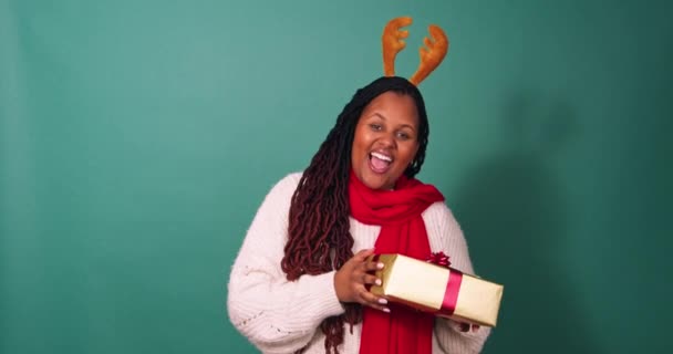 Красива Чорна Жінка Трясе Різдвяні Подарунки Танцями Збудженими Сьогодення Студією — стокове відео