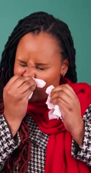 Mujer Enferma Limpia Nariz Con Tejido Resfriado Gripe Durante Temporada — Vídeo de stock