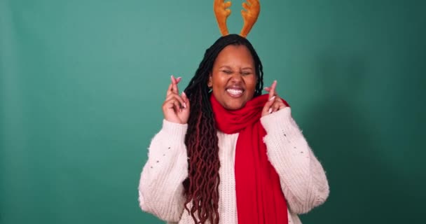 Mooie Jonge Vrouw Met Gekruiste Vingers Wensend Hopend Kerstwens Hoge — Stockvideo