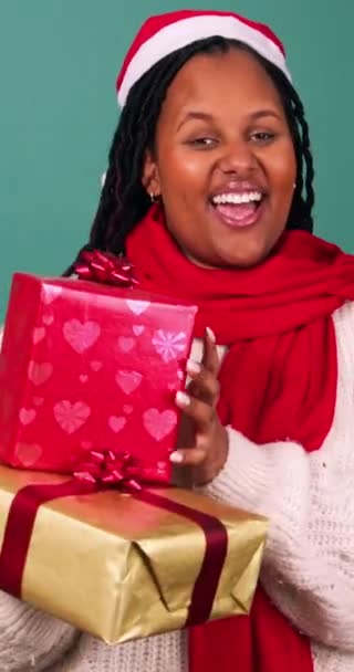 Hermosa Mujer Negra Sacude Regalo Navidad Bailando Emocionado Por Presente — Vídeos de Stock