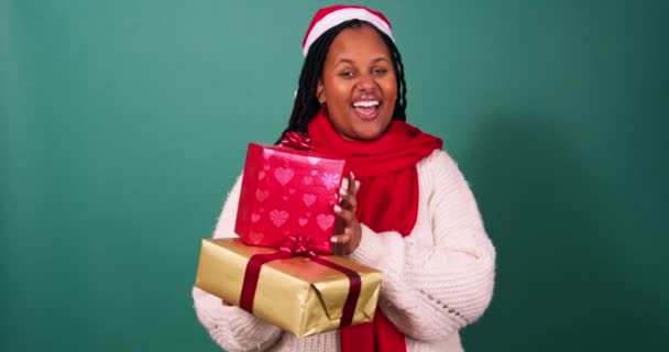Frumoasa Femeie Neagră Tremură Dansul Cadou Crăciun Încântat Pentru Cadou — Videoclip de stoc