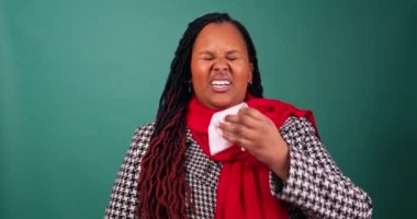 Genç siyahi kadın mendile hapşırıyor, burnunu siliyor, Noel 'de hastalanıyor. Yüksek kalite 4k görüntü