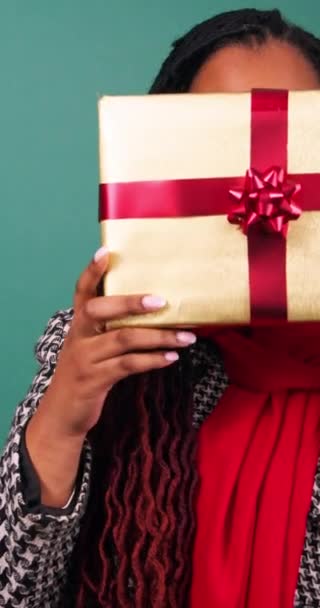 Opgewonden Jonge Vrouw Houdt Geschenkdoos Onthult Gezicht Kerstcadeau Studio Hoge — Stockvideo