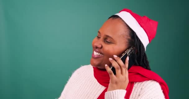 Счастливая Молодая Женщина Разговаривает Телефону Смеется Рождество Студии Высококачественные Кадры — стоковое видео