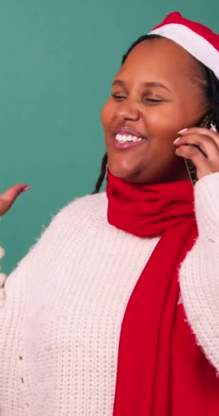 Joven Feliz Hace Una Llamada Telefónica Hablando Riéndose Navidad Estudio — Vídeos de Stock
