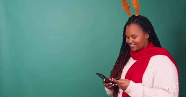 ハッピーな若い女性はクレジットカードを振り クリスマスのためのオンラインショッピング コピースペース 高品質の4K映像 — ストック動画