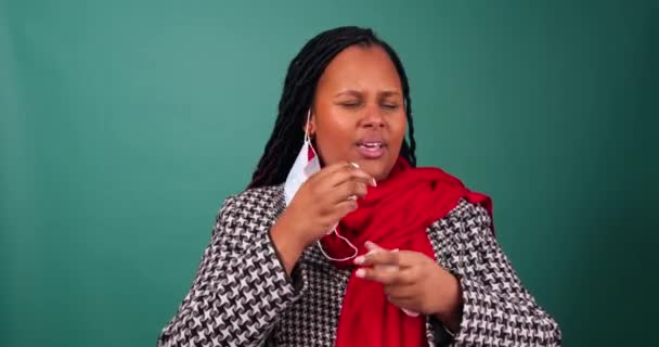 Hasta Siyah Bir Kadının Portresi Burun Sümkürmek Cerrahi Maske Takmak — Stok video