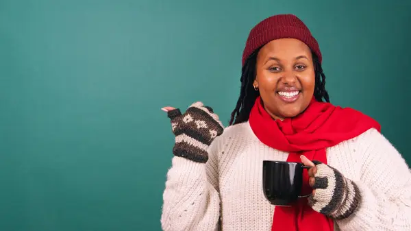 Krásná Mladá Žena Zimním Oblečení Poukazuje Kopírování Prostoru Vánoční Studio Stock Obrázky