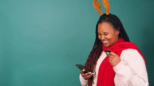 Šťastná Mladá Žena Mává Kreditní Kartou Line Nakupování Vánoce Kopírovat Stock Snímky