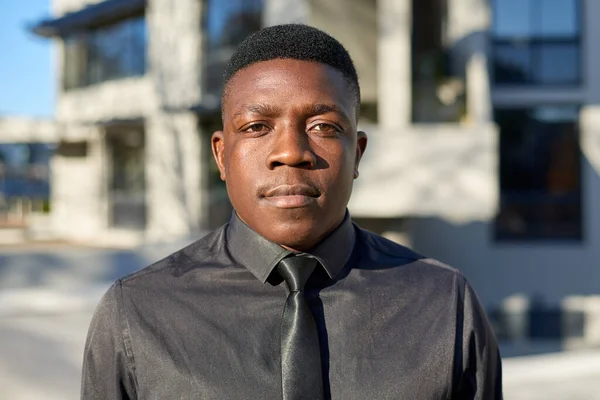Egy Fiatal Fekete Üzletember Portréja Fekete Ingben Nyakkendőben Kiváló Minőségű Jogdíjmentes Stock Képek