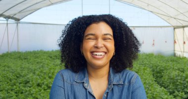 Sera çadırında duran gülümseyen kadın çiftçinin portresi. Yüksek kalite fotoğraf