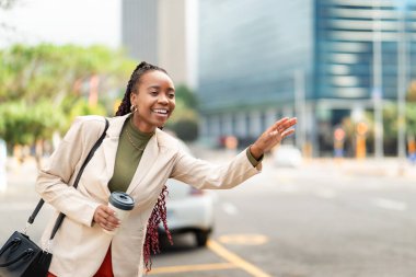 Kaliteli fotoğraf, iş şehri, açık hava, siyah kadın.