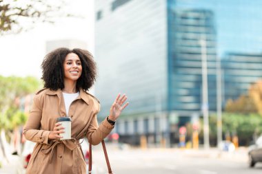 Kaliteli fotoğraf, iş şehri, açık hava, siyah kadın.