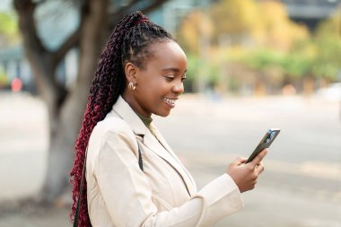 Kaliteli fotoğraf, iş şehri, açık hava, siyah kadın.