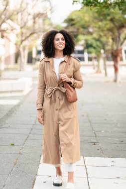 Kaliteli fotoğraf, iş şehri, açık hava, siyah kadın.