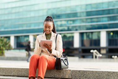 Kaliteli fotoğraf, iş şehri, açık hava, siyah kadın.