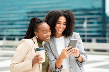 Kaliteli fotoğraf, iş şehri, açık hava, siyah kadın.