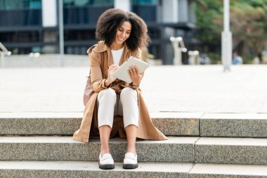 Kaliteli fotoğraf, iş şehri, açık hava, siyah kadın.