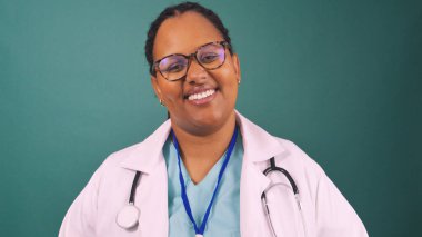 Beyaz önlüklü gülümseyen genç siyahi kadın doktor portresi. Yüksek kalite fotoğraf
