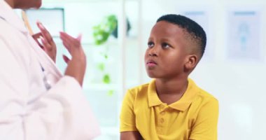 Bir doktor, çocuk bir hastaya danışmanlık yapar. Genç Afrikalı Amerikalı bir çocuk, semptomlarını doktoruna anlatıyor..